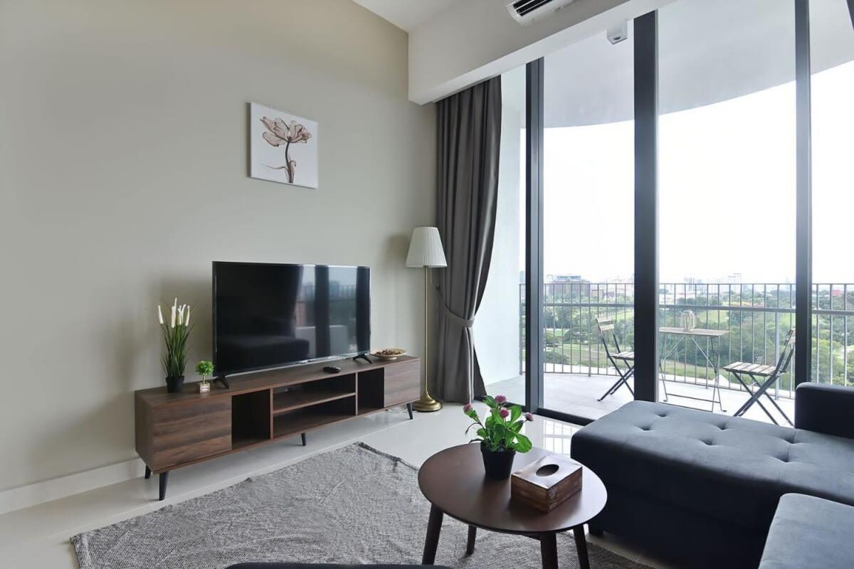 Lux & Stylish 2br At Klgcc Free Parking Apartment